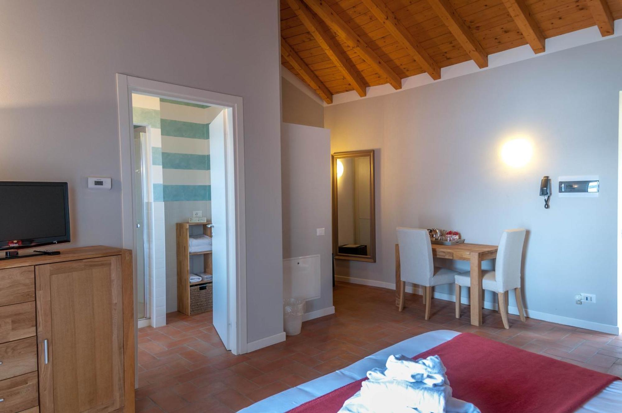 Locanda Pozzetto لافينو-مومبيلو الغرفة الصورة